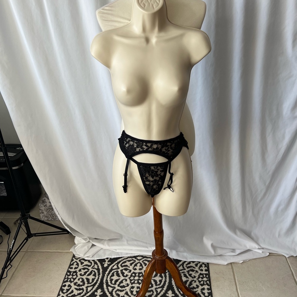 🖤 Black Lace Garter Belt & Thong Set – One Size 🖤
